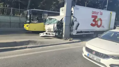 Bahçelievler D-100'de feci kaza: Kontrolden çıkan kamyonet direğe ok gibi saplandı