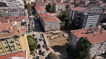 Bahçelievler'de 5 katlı binanın istinat duvarı çöktü