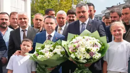 Bakan Çiftçi ve Bakan Güler Esenyurt'ta esnaf ve vatandaşla bir araya geldi