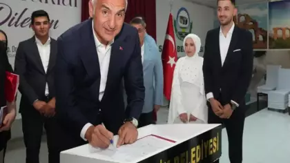 Bakan Ersoy genç çiftin nikah şahidi oldu