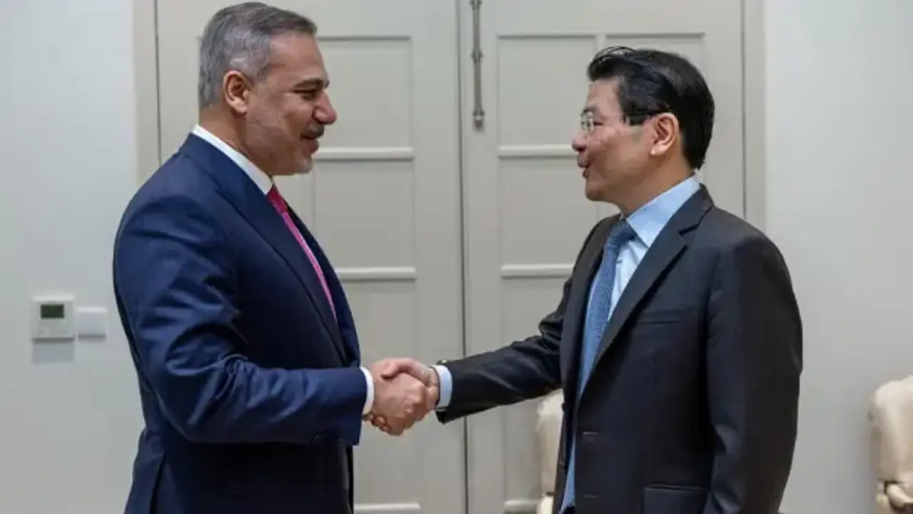 Bakan Fidan Singapur'da: Başbakan ve mevkidaşıyla görüştü