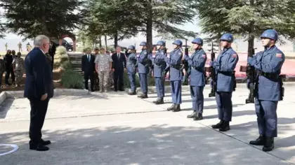 Bakan Güler, Afyonkarahisar'da birlikleri denetledi