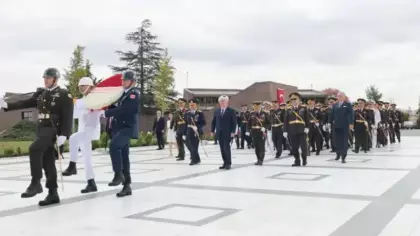 Bakan Güler, Devlet Büyükleri Anıt Mezarlığı'nı ziyaret etti