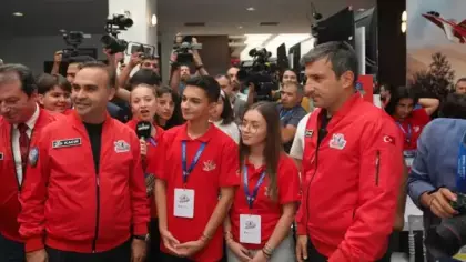 Bakan Kacır ile Selçuk Bayraktar, TEKNOFEST yarışma alanında öğrencilerle buluştu
