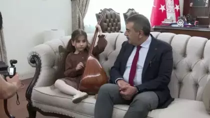 Bakan Tekin, müzik ilkokuluna başvuran 6 yaşındaki görme engelli öğrenciyi ağırladı