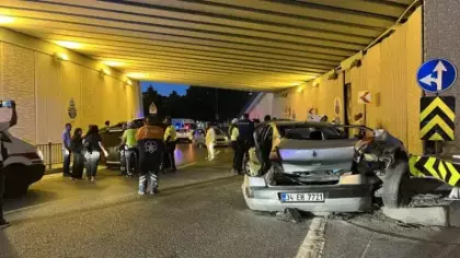 Bakırköy’de hafif ticari araç ile otomobil çarpıştı: 5 yaralı