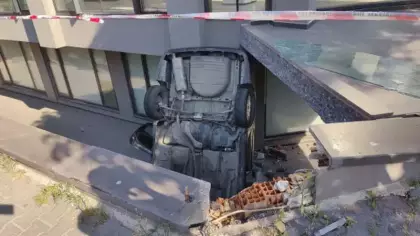 Bakırköy'de otomobil apartman boşluğuna düştü: 2 yaralı