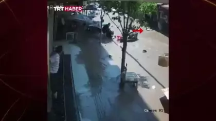 Balık havuzu patladı sokak göle döndü: Minik çocuk akıntıya böyle kapıldı!