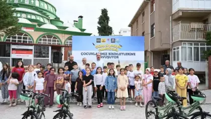 Başkan Altay, çocuklara bisiklet hediye etti