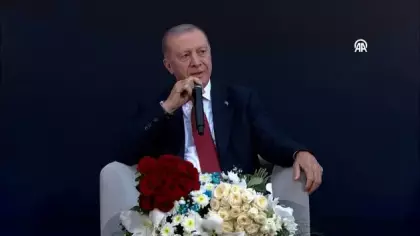 Başkan Erdoğan Resul Dindar’ın “Uzun İnce Bir Yoldayım” ve ''Çayeli'nden Öteye'' türkülerine eşlik etti