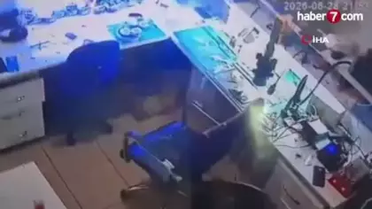 Bataryasını değiştirdiği cep telefonu bir anda alev aldı