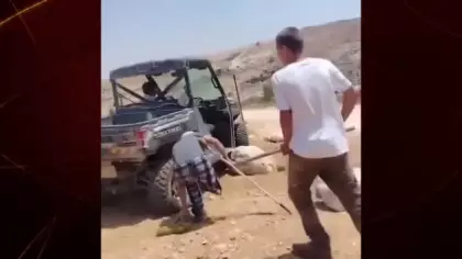 Batı Şeria'da insanlık dışı şiddet: Siyonist Yahudi Filistinliye saldırdı!