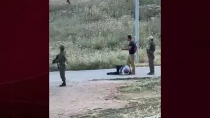 Batı Şeria'da Siyonist işgalcilerin zulmü kamerada! Kaçırıp gözlerini bağladılar