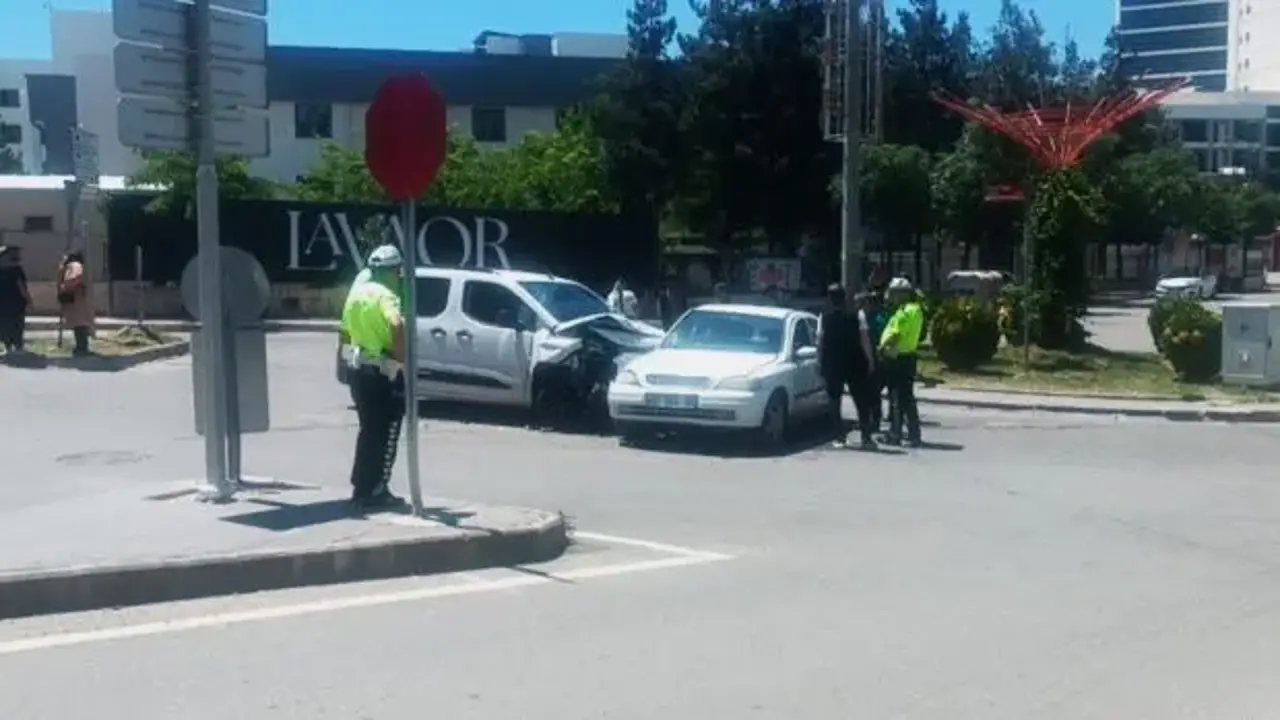 Batman'da hafif ticari araç ile otomobil çarpıştı: 3 yaralı