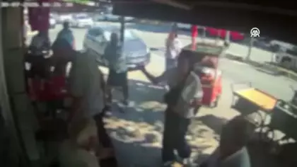 Bayrampaşa'da laf atma kavgası kanlı bitti: Araya giren esnaf canından oldu