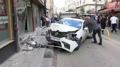 Bayrampaşa'da savrulan otomobil berber dükkanına daldı: 2’si ağır, 5 yaralı