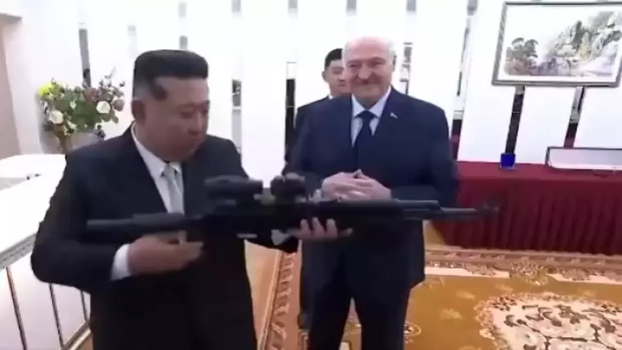 Belarus Cumhurbaşkanı Kuzey Kore liderine tüfek hediye etti