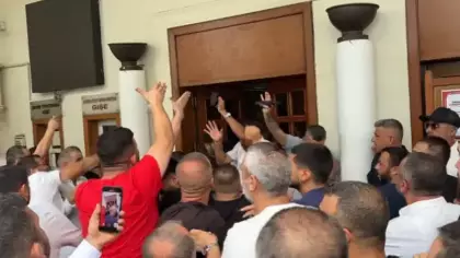 Belediye binasına girerek eylem yapan servisçilere biber gazlı müdahale