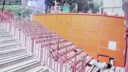 Beton blokta uzandı, dengesini kaybedip merdivenlere düştü