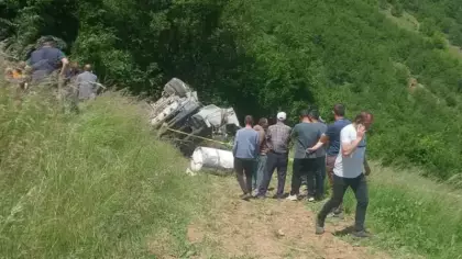Beton mikseri şarampole yuvarlandı; 2 ölü, 1 yaralı