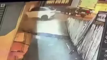 Beylikdüzü'nde feci kaza: Kontrolden çıkan otomobil dükkana daldı!