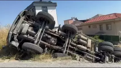 Beylikdüzü'nde yol çöktü: Beton mikseri şarampole yuvarlandı