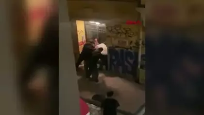 Beyoğlu'nda dehşet: 4 çocuk sokak ortasında gasbettikleri adamı tekme tokat dövdü