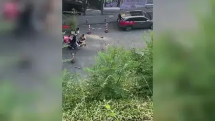 Beyoğlu’nda yarı çıplak motosikletin önüne atladı: Duba ve sopalarla meydan dayağı yedi
