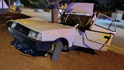 Beyşehir'de TOFAŞ otomobil ağaca çarptı: 1’i ağır 2 yaralı