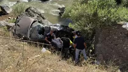 Bingöl'de feci kaza: Otomobil paramparça oldu! Ölü ve yaralılar var