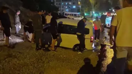 Bir Ankara klasiği: Yağmur yağdı, yol çöktü, onlarca araç mahsur kaldı!