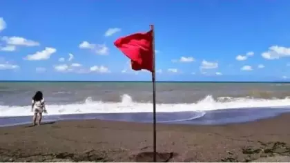 Bir kentte sahile kırmızı bayrak çekildi