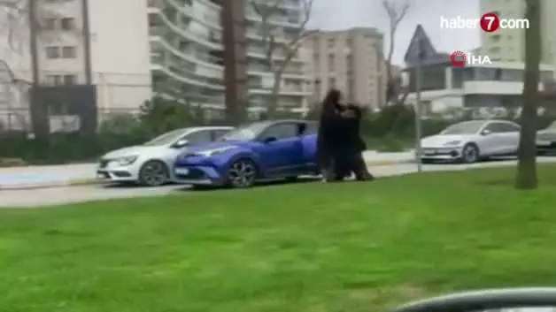 Birbirini yerde sürükleyen kadınların kavgası: ‘Ayıp, ejderha kadınlar sizi’