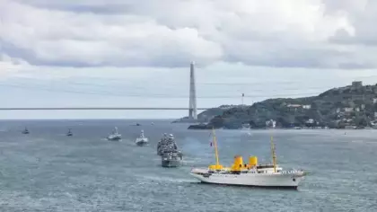Boğaz'da Preveze Zaferi gururu: Gemiler geçiş yapıyor