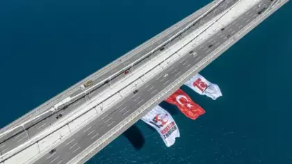 Boğaz'daki köprülere 15 Temmuz dolayısıyla Türk bayrağı asıldı