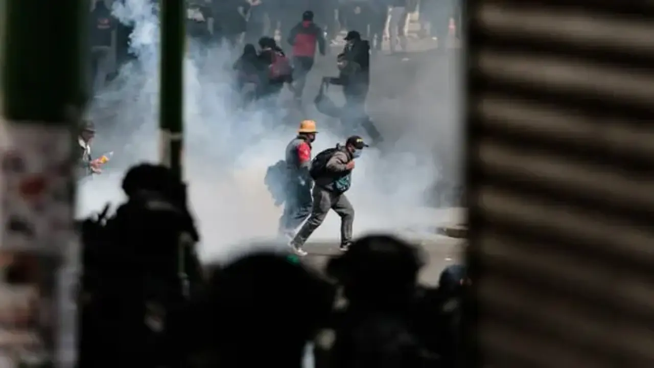 Bolivya'yı karıştıran protesto! İki bakan istifa etti