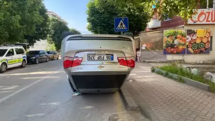 Bolu'da korkutan kaza: Park halindeki tıra çarpıp takla attı!
