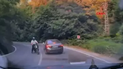 Bolu'da motosikletin otomobile çarptığı kaza, araç içi kamerasında