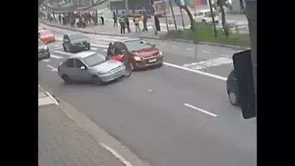 Brezilya'da bisikletli ile sürücü arasındaki tartışma ağır kazayla sonuçlandı