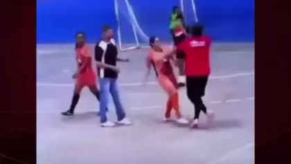 Brezilya'da kadın futbolcu sarı kart gösteren hakeme tekme tokat saldırdı