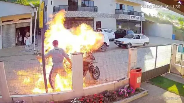 Brezilya'da motosikletini yakmak isteyen öfkeli oğul annesini alevler içinde bıraktı