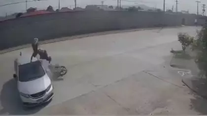 Bu kazadan yaralı kurtuldu! Otomobile çarpıp havada takla attı
