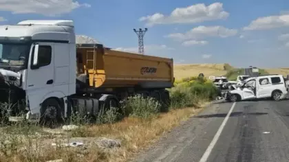 Bulanık'ta kamyonla kamyonet kafa kafaya çarpıştı: 2 ölü, 2 yaralı