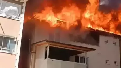 Bursa'da 3 katlı binanın çatısı alevlere teslim oldu