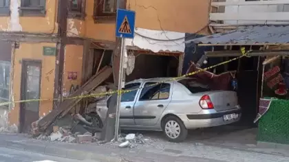Bursa'da freni boşalan otomobil eve girdi