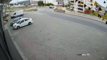 Bursa’da hafriyat kamyonu, karşı şeride geçip hem kamyona hem duvara çarptı