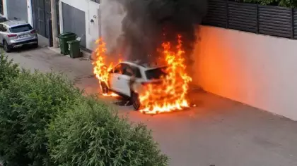 Bursa'da park halindeki elektrikli araç bir anda alev alev yandı!