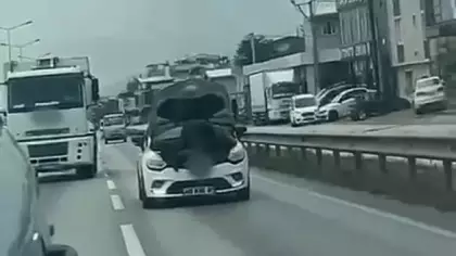 Bursa'da seyir halindeki otomobilin kaputunu açarak tamir yaptı