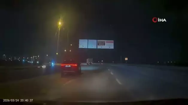 Bursa'da süratli motosiklet yolda savrularak düştü, o anlar araç kamerasına yansıdı