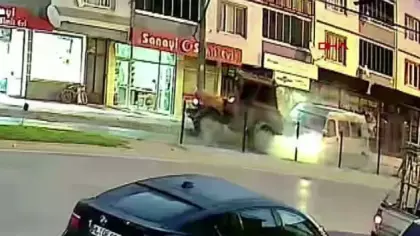 Bursa'da tarım işçilerini taşıyan minibüs traktöre çarptı: 10 yaralı! Feci kaza kamerada